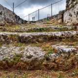 Nell'angusto ambiente si accede scendendo alcuni gradoni scavati nella roccia